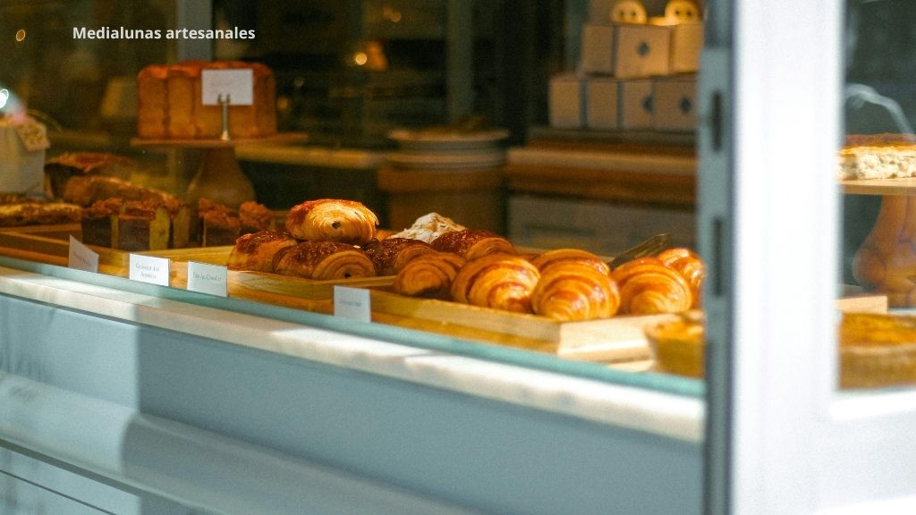 Medialunas artesanales para desayunos con sabor casero